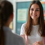 Professeure francophone enseignant à un élève